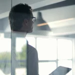 Mann mit Tablet in modernem Büro