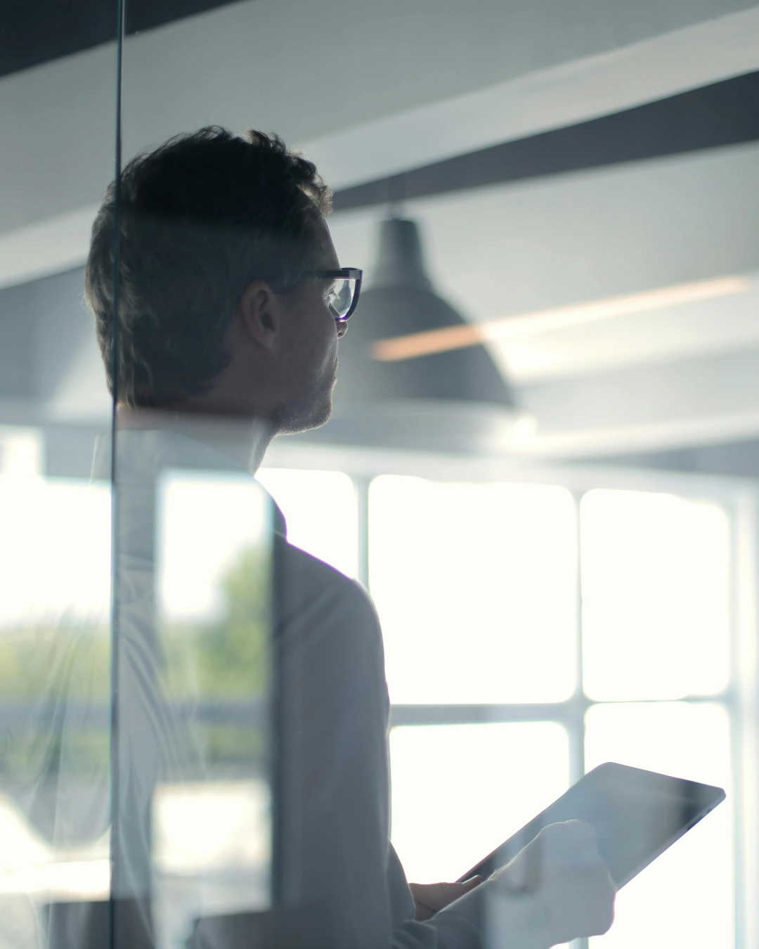 Maste Typo 3_pexels-olly-3760093 Mann mit Tablet in modernem Büro