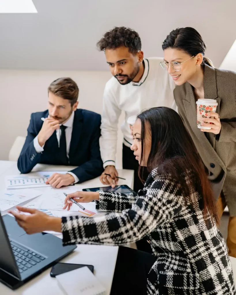 dunkelweiss_Firmentraining_Rupert Freutsmiedl_pexels-yankrukov-7693688 Sinnbild Firmentraining mit Rupert Freusmiedl von dunkelweiss: Teamarbeit an einem Laptop, Präsentation.