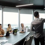 Sinnbild Coaching mit Rupert Freusmiedl von dunkelweiss: Besprechung in modernem Konferenzraum